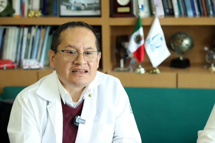 doctor Jorge Loria Castellanos, jefe de Área de la Coordinación de Proyectos Especiales en Salud en entrebista de primeros auxilios en el IMSS