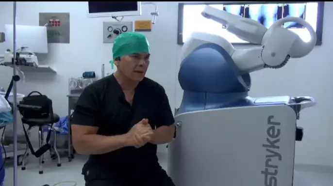 Equipo de la tecnologia para cirugias de reemplazo articular de rodilla