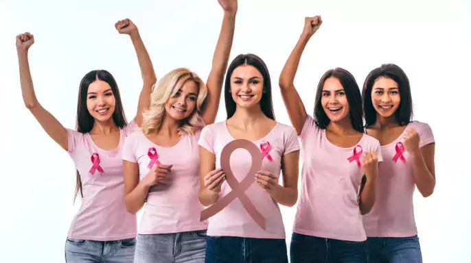 ropa usada se une en la batalla contra el cáncer de mama