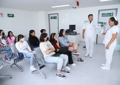 Clase de prevencion del embarazo en adolescentes en el IMSS