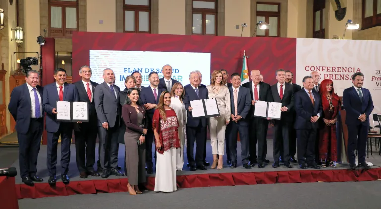 Funcionarios presentes en firma del Acuerdo Nacional para la Federalización del Sistema de Salud para el Bienestar en México