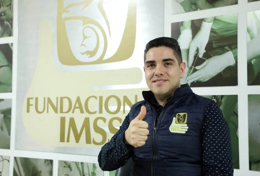 Saúl Guadarrama Ruiz informa de la donación de sillas-cama a hospitales del Seguro Social en México conun pulgar hacia arriba