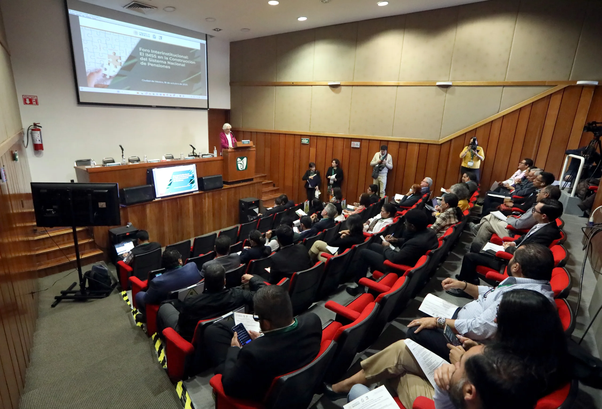 Auditorio del foro con el tema de Sistema Nacional de Pensiones