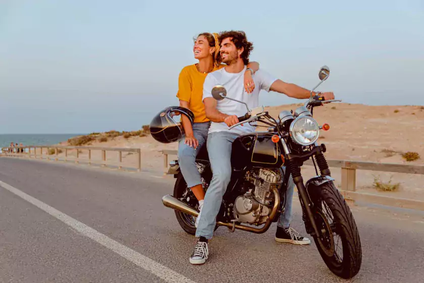 pareja joven motocicleta carretera viajando playa