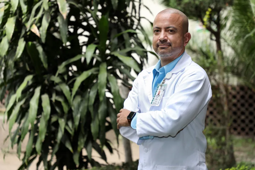 médico psiquiatra Roberto Rosales Tristán informando del Apoyo Tanatologico en el IMSS