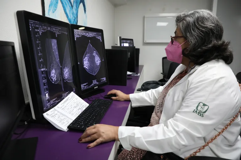 Especialista trbajando en tratamientos especializados para el cáncer de mama metastásica