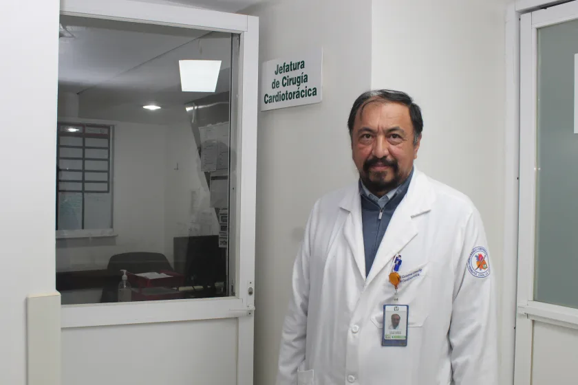 jefe del Departamento de Cirugía Cardiotorácica del Hospital General del CMN La Raza, doctor Carlos Alberto Lezama Urtecho informa de trasplante de corazon a paciente con traqueotomia definitiva