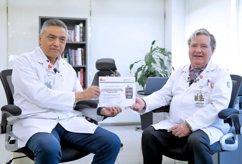 Funcionarios presentan premio por Excelencia en atención al Síndrome Isquémico Coronario Agudo