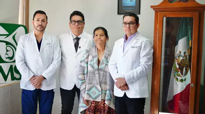 Equiipo de cirujanos con Lucia para informar de retirar tumor ovárico de 21 kilogramos