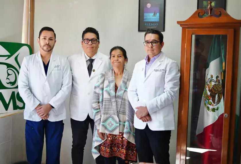 Equiipo de cirujanos con Lucia para informar de retirar tumor ovárico de 21 kilogramos