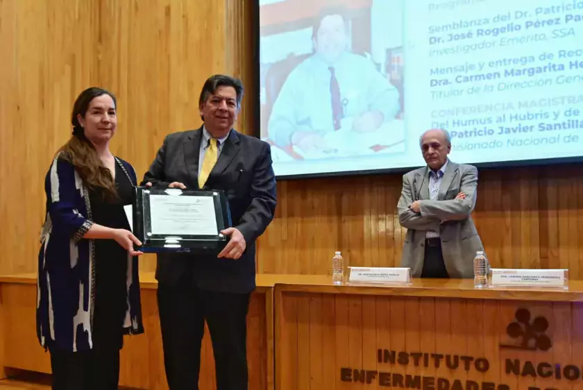 Patricio Javier Santillán Doherty recibe Reconocimiento al Mérito Médico “Dra. Rocío Chapela Mendoza” 2023