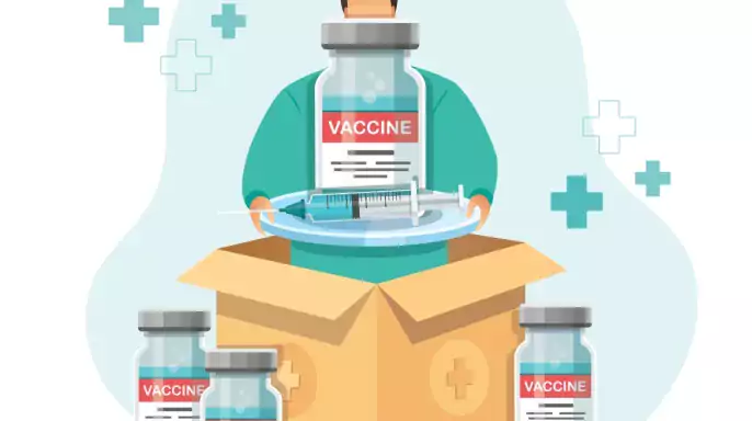 El hombre sostiene la caja de vacunas