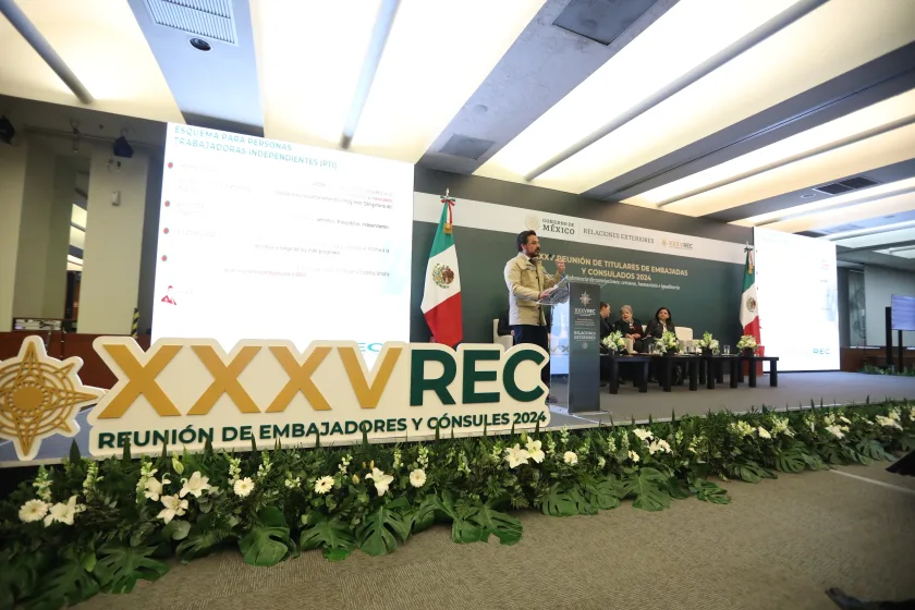 Migrantes mexicanos y sus familias en México pueden ser asegurados del IMSS