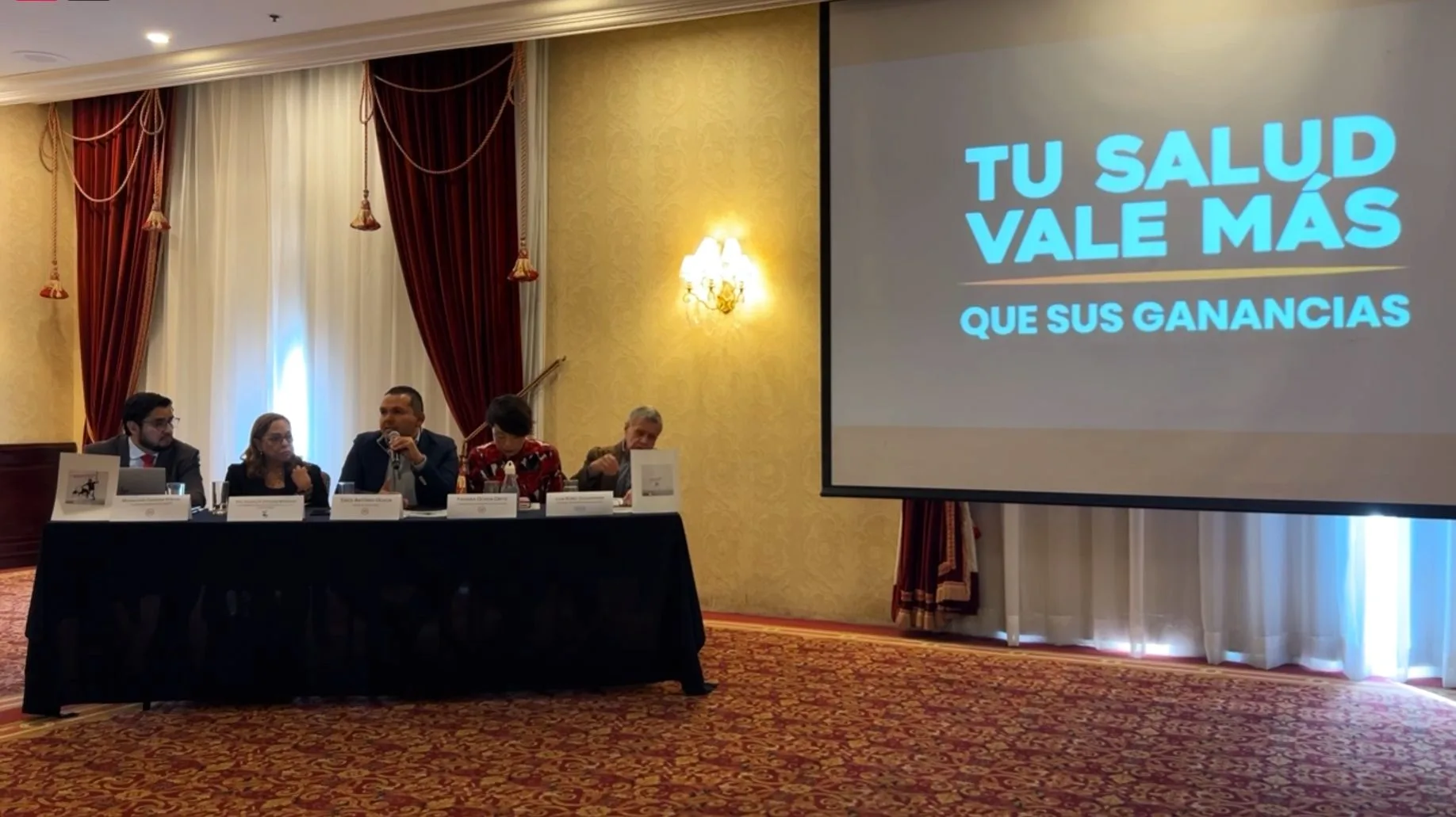 Ponentes en conferencia de prensa de campaña ¡Tu salud vale más que sus ganancias!