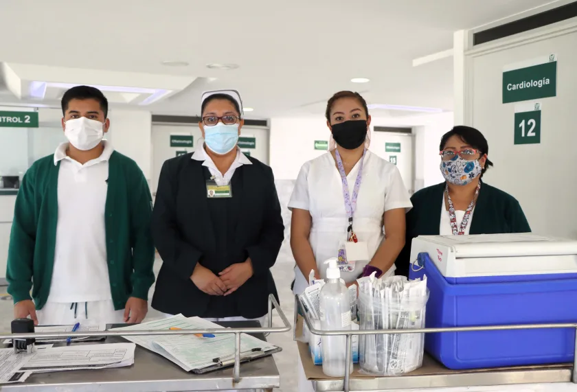 Personal del IMSS en trabajando en vacunación para prevenir enfermedades infecciosas