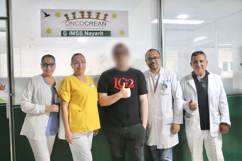 Joven de 17 años tocó la “campana de la victoria”, tras concluir tratamiento contra cáncer en el IMSS Nayarit. Triunfando sobre el cáncer testicular.