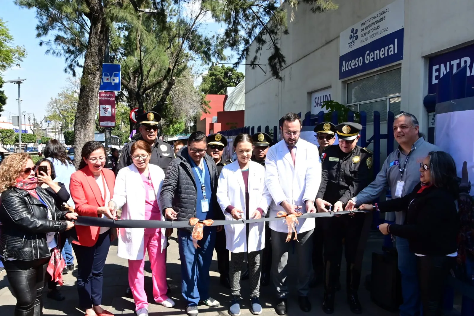 Corte de listón para inagurar exposiciUn de actividades de Motociclismo Solidario contra el Cáncer