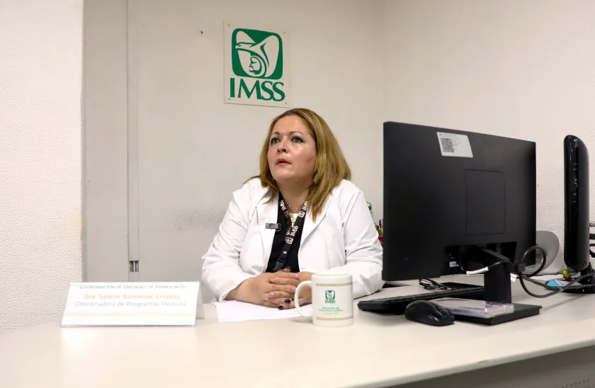 la coordinadora de programas médicos de la División de Medicina Familiar, doctora Selene Bárcenas Chávez, informa de recomendaciones para prevenir complicaciones derivadas de la exposición al calor.