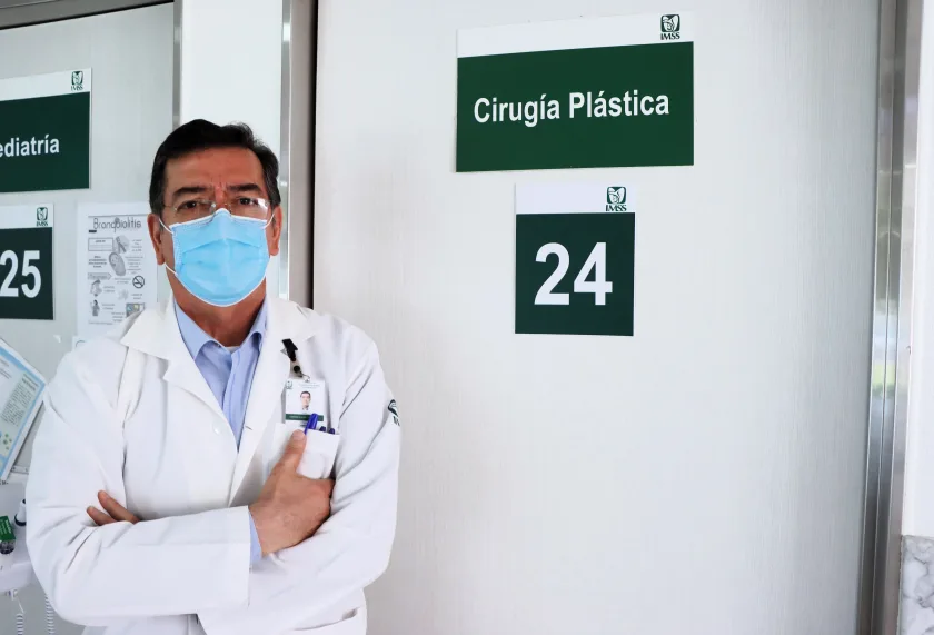 El doctor Milton Patricio Carrera Silva informa de cirugía plástica reconstructiva en el IMSS.