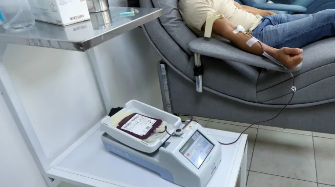 Persona realiza donación altruista de sangre