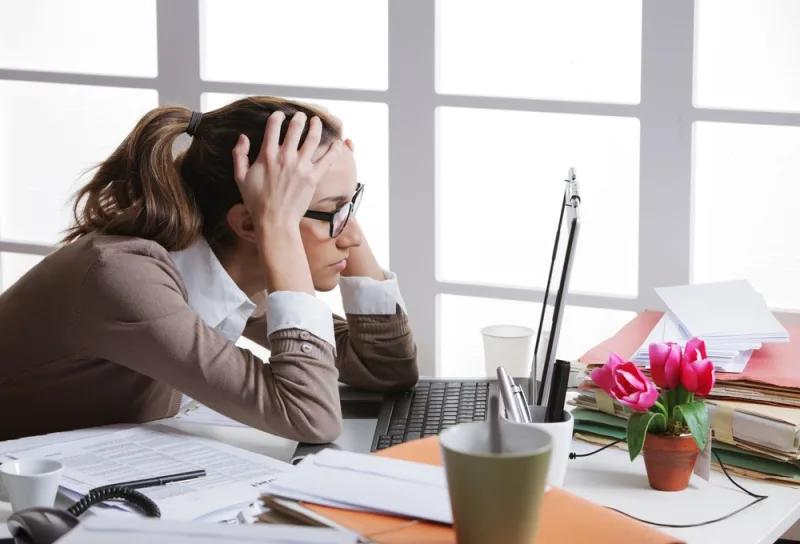 ¿Cómo impacta el entorno laboral en tu salud mental?