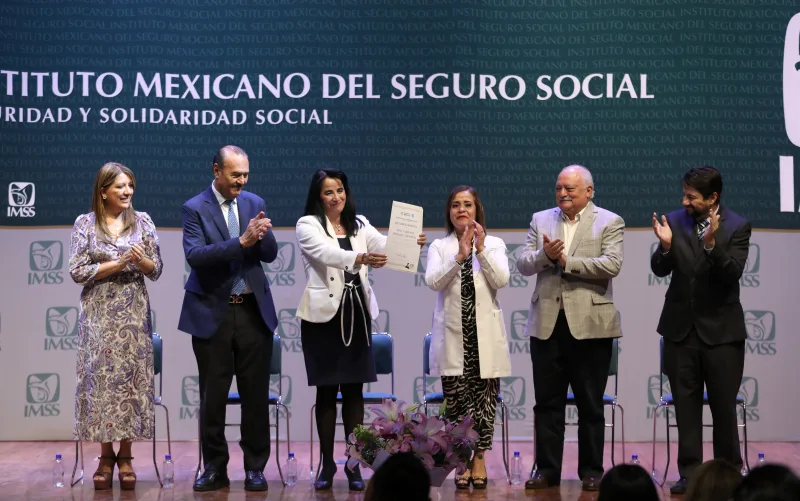 ceremonia realizada en el Teatro Reforma “Juan Moisés Calleja”, autoridades del IMSS, consejeros del H. Consejo Técnico, titulares de coordinaciones y médicos colegas, destacaron la labor de Borrayo Sánchez