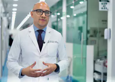 doctor Óscar Pérez Sánchez, jefe del departamento de Neurocirugía en la unidad, explicó que con estimuladores cerebrales profundos UMAE No. 1 del IMSS Guanajuato cambia calidad de vida a pacientes con Parkinson.