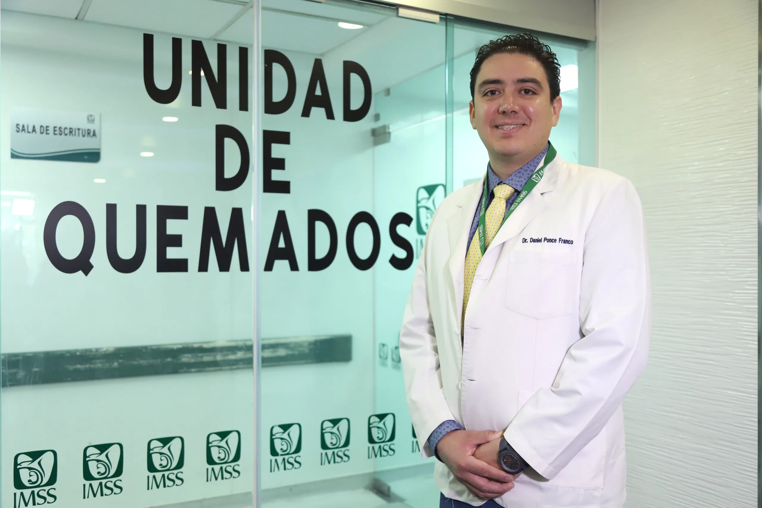 Hospital de Traumatología y Ortopedia “Dr. Victorio de la Fuente Narváez” del IMSS cuenta con camas especiales y microscopio quirúrgico para tratamiento de pacientes quemados informa doctor Daniel Ponce Franco, especialista en cirugía plástica y reconstructiva.