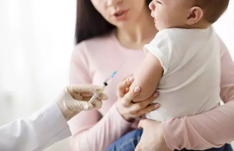 Las vacunas que mis hijos necesitan: panel de expertos nos dicen