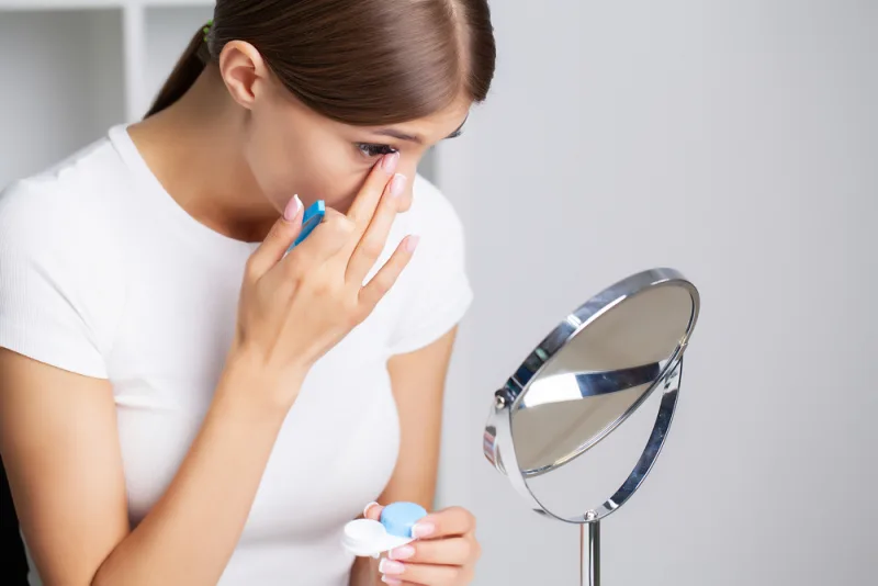 5 tips para maquillarte de forma segura si usas lentes de contacto