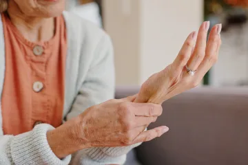 La osteoporosis es una enfermedad ósea que debilita los huesos.