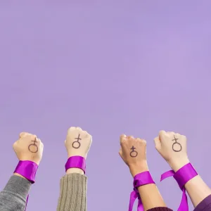 grupo-mujeres-activistas-protestando-juntas